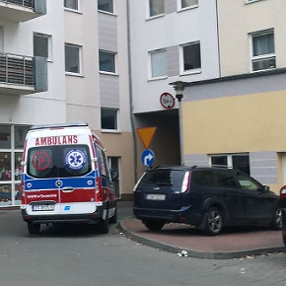 Strażacy zostali wezwani do otwarcia mieszkania. Kobieta już nie żyła