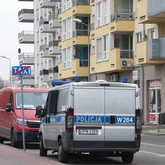 Strażacy zostali wezwani do otwarcia mieszkania. Kobieta już nie żyła