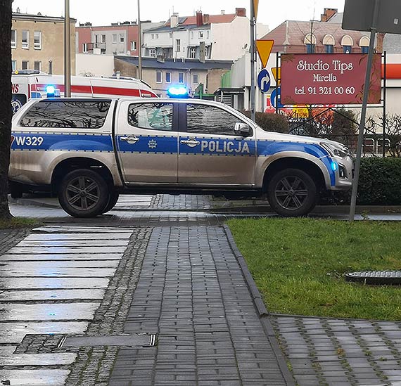Straacy wywayli drzwi do mieszkania. W rodku byy zwoki