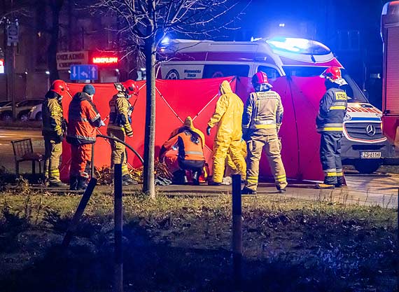 Ratownicy medyczni byli daleko. Zanim dotarli na miejsce mężczyźnie z rozbitą głową pomogli strażacy