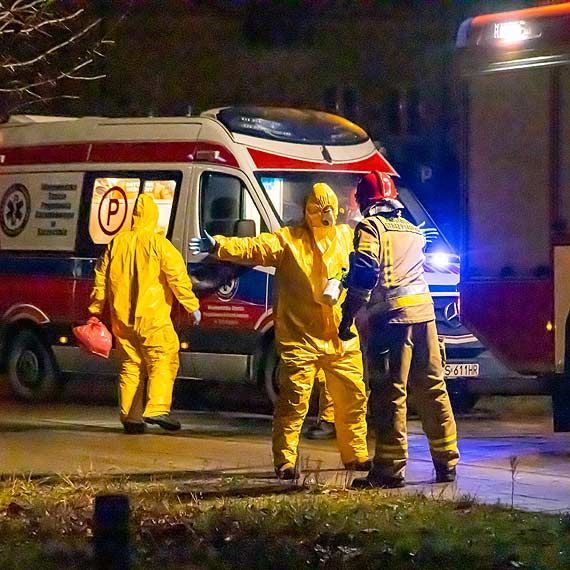 Ratownicy medyczni byli daleko. Zanim dotarli na miejsce mężczyźnie z rozbitą głową pomogli strażacy