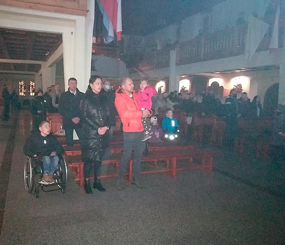 Boża dziecina już w żłóbku. Po tradycyjnych kolacjach wielu wiernych udało się z rodzinami na tradycyjne „pasterki”