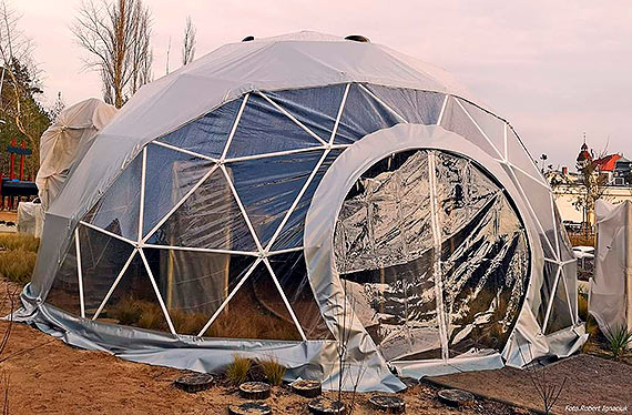 Gdzie zniknął namiot „igloo” chroniący cenne rośliny?!