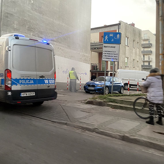 Wjecha z impetem. Uszkodzi dwa auta i uciek