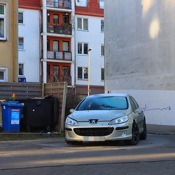 Wjecha z impetem. Uszkodzi dwa auta i uciek
