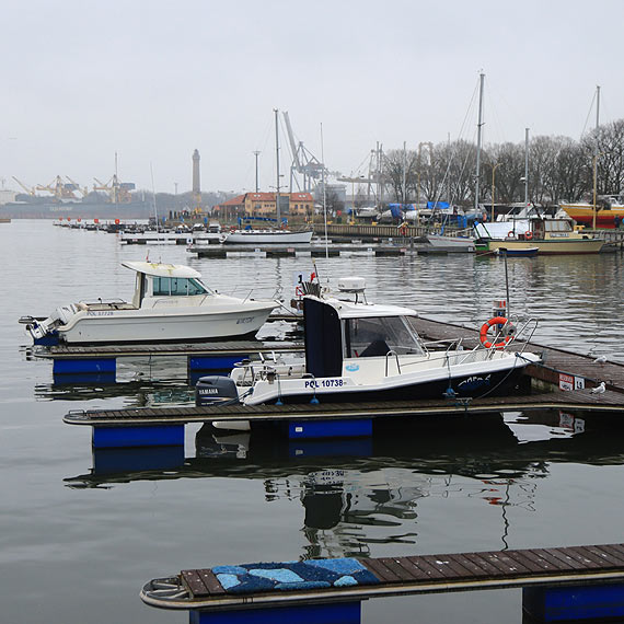 Basen Pnocy: Cz eglarzy pozostawia jachty na wodzie. Taki widok mariny w rodku zimy to rzadko