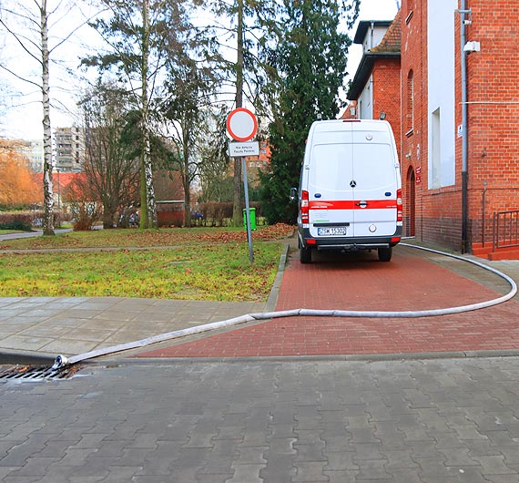 W budynku przy Wojska Polskiego pka rura. Woda zalaa piwnic uytkowan przez Poczt Polsk