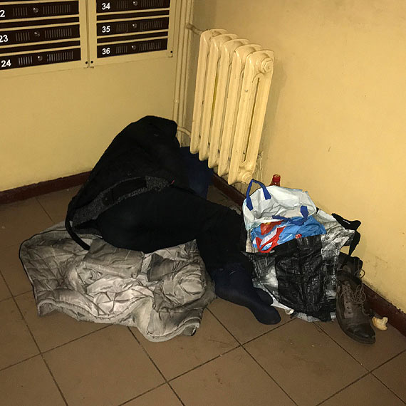 Czytelnik: Eksmitowana z mieszkania kobieta od prawie miesica koczuje na klatce schodowej. Czy suby czekaj, a skoczy tak jak mczyzna na awce pod szpitalem?