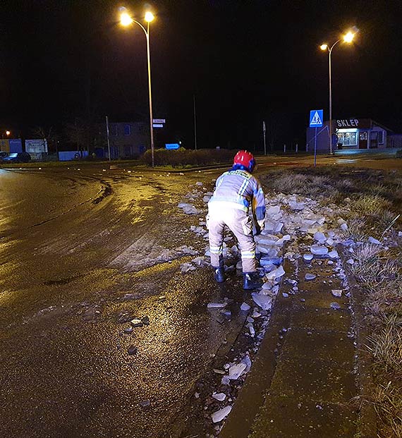 Podczas jazdy z pojazdu spada brya lodu. Dobrze, e na drog, a nie na inny samochd