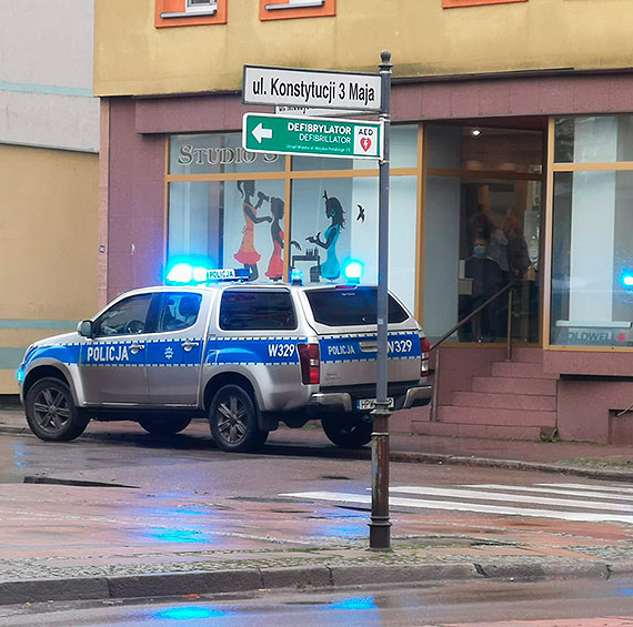  Dwa razy w cigu tygodnia zodzieje wamali si do salonu fryzjersko - kosmetycznego. Za pierwszym razem zginy pienidze i sprzt, za drugim sam sprzt