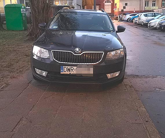 Czytelniczka: Miszcz parkowania pofatygował się do nas aż z dolnośląskiego!