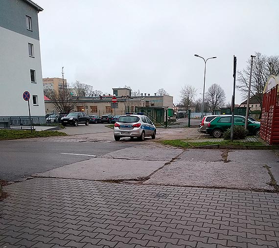 Policyjny radiowz parkowa prawidowo - wyjania sierant Kamil Zwierzchowski