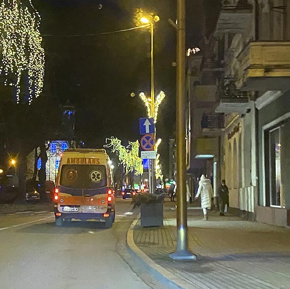 50 - letni mczyzna lea na ulicy. Zabraa go karetka