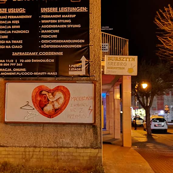 Plakat niezgody przy Bema. Kto umieci na bilbordzie wieszaki i napis „Macierzystwo z wyboru, nie z przymusu”