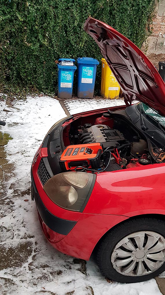 Strażnicy odpalili auto urządzeniem rozruchowym