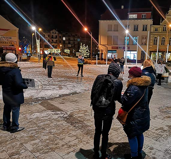 Kilka osób na świnoujskim proteście. Strajkujący gwizdali na rządzących. Policjanci znowu wystawiali mandaty