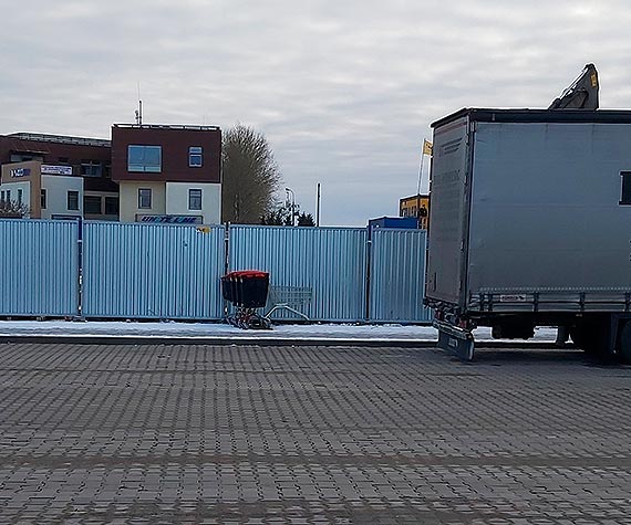 Czytelnik: W Biedronce przy ul. Fińskiej notorycznie brakuje wózków sklepowych