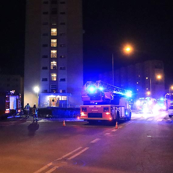 Kłęby dymu na klatce schodowej w bloku przy ulicy Kujawskiej. Pali się mieszkanie! - brzmiało wezwanie