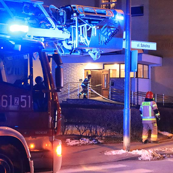 Kłęby dymu na klatce schodowej w bloku przy ulicy Kujawskiej. Pali się mieszkanie! - brzmiało wezwanie