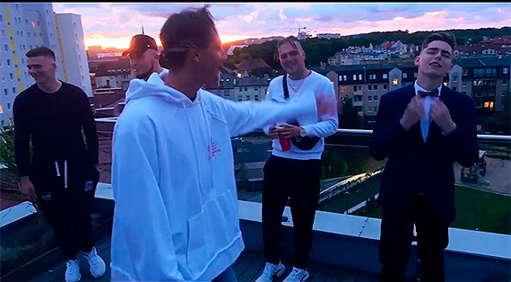 Zachody soca w winoujciu tem teledysku modych raperw, ktrzy tak mwi o sobie: Mamy studio w domu, a ssiedzi zamiast na nas krzycze to lubi nasze piosenki