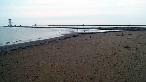Na plaży bez maseczek. Korty i basen nadal otwarte