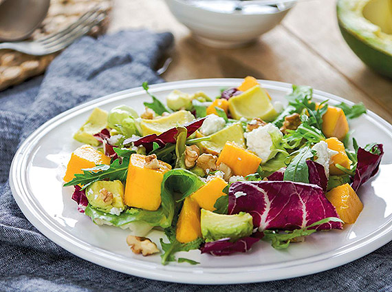 Ekspresowa saatka z rukol, mango i awokado