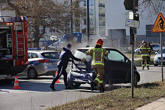 Kierowca autobusu niczym zawodowy strażak ugasił palący się samochód!