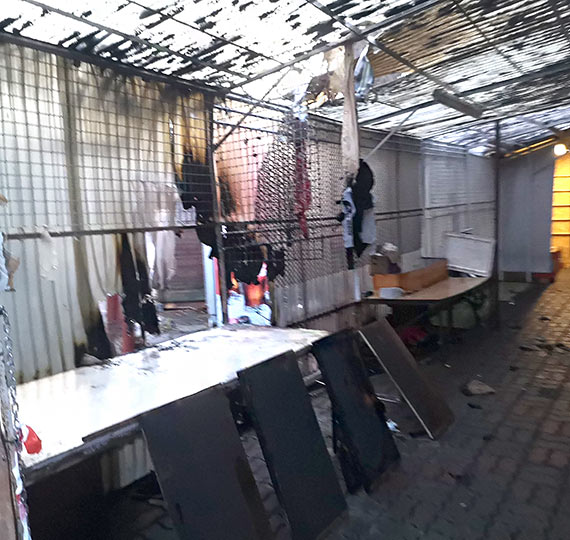 Pożar na Sezamkowej. Ogień zajął jeden ze straganów
