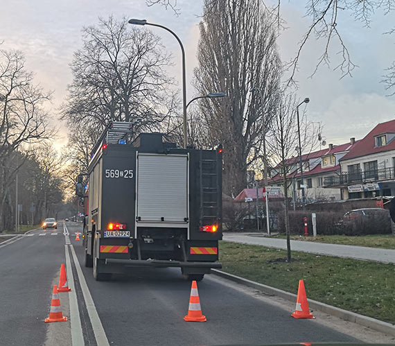 Pożar na Sezamkowej. Ogień zajął jeden ze straganów