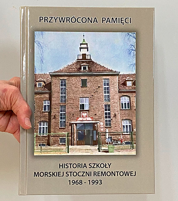 Absolwenci Zasadniczej Szkoy Zawodowej i Technikum Mechanicznego Morskiej Stoczni Remontowej w winoujciu