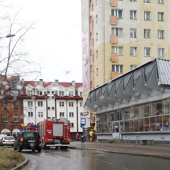 Chory na koronawirusa mczyzna krzycza, e nie moe si ruszy. Na ulic Konstytucji 3 Maja przyjechay wszystkie suby