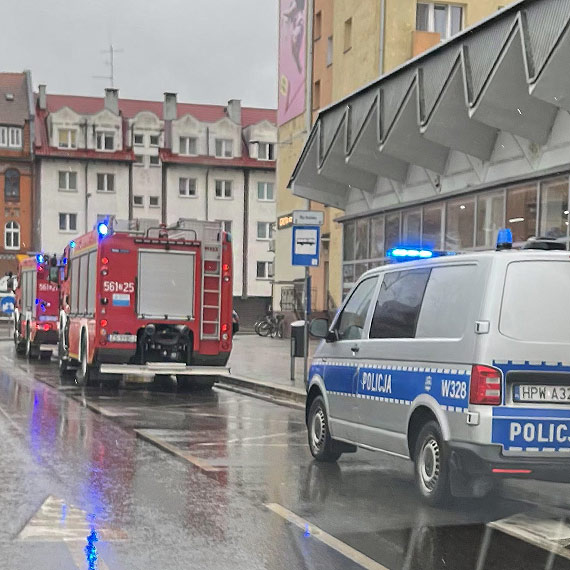 Chory na koronawirusa mczyzna krzycza, e nie moe si ruszy. Na ulic Konstytucji 3 Maja przyjechay wszystkie suby