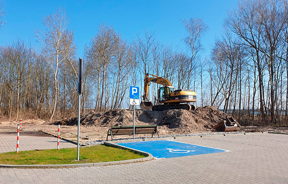 Mieszkaniec: Co robi sztuczna trawa na parkingu?!