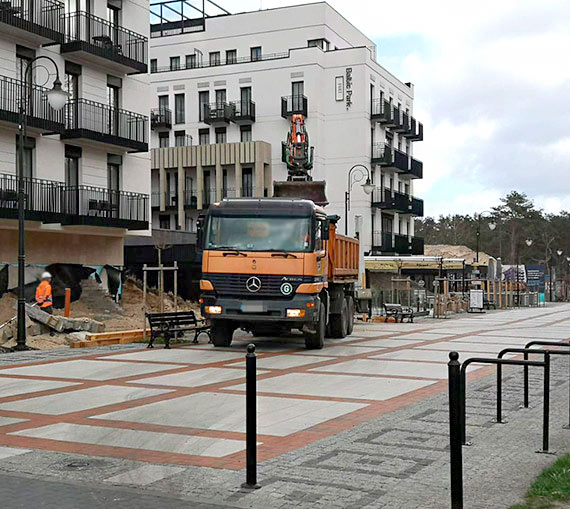 Mieszkaniec: Wywrotka wjechaa na promenad. Tak dba si o bezpieczestwo i nawierzchni