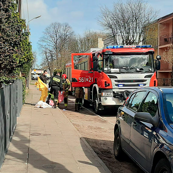 Mieszkaniec: Na Warszawskiej służby w kombinezonach ochronnych