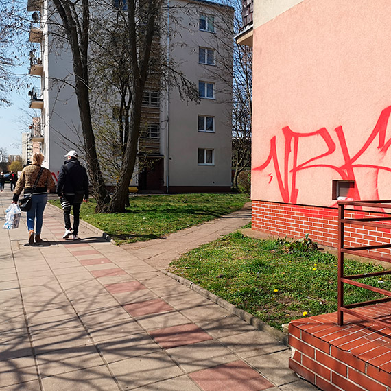Mieszkaniec: Zniszczyli elewację!