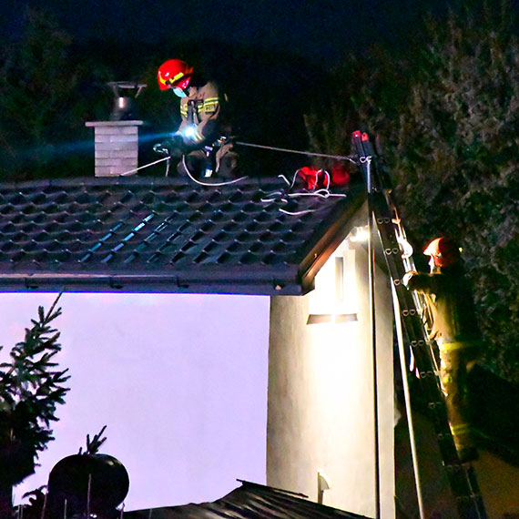 Pożar na działkach przy Szkolnej. 4 zastępy strażaków w akcji