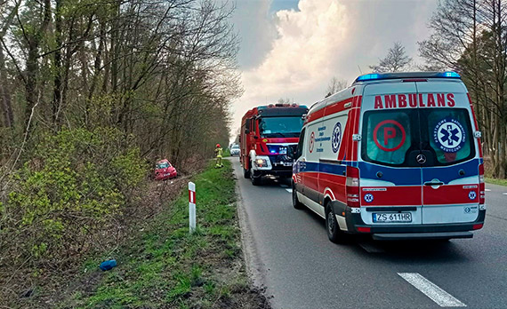 Na DK3 pomiędzy Świnoujściem a Międzyzdrojami kierowca volkswagena uderzył w drzewo