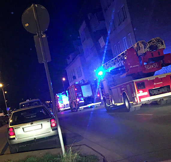 Straacy otrzymali wezwanie, e pali si pustostan