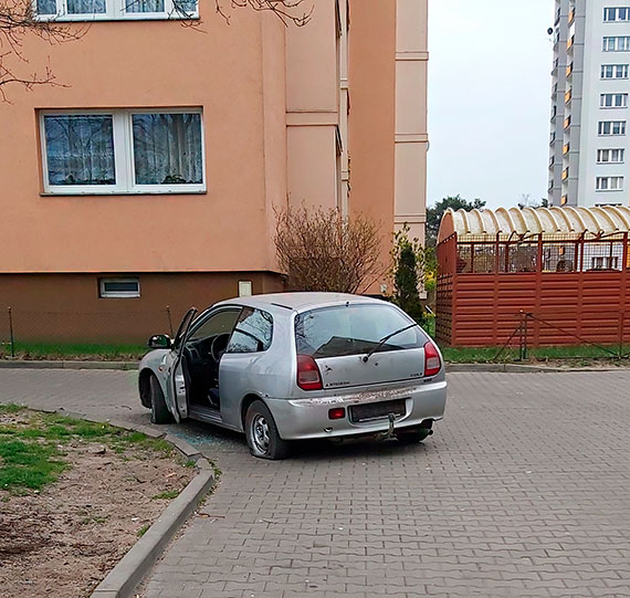 Porzucony samochd przy ulicy Gdyskiej 25