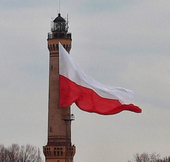 Flaga ju jest na Latarni Morskiej - najmodsze z majowych wit 