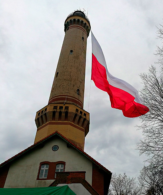Biuro Rekordw potwierdzio: „najwiksza powiewajca flaga narodowa zaopotaa w Dniu Flagi na szczycie winoujskiej latarni morskiej!"