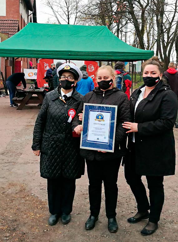 Biuro Rekordw potwierdzio: „najwiksza powiewajca flaga narodowa zaopotaa w Dniu Flagi na szczycie winoujskiej latarni morskiej!"