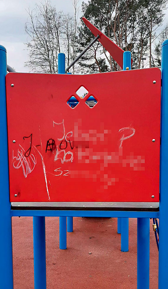 Mieszkaniec: Zniszczony plac zabaw