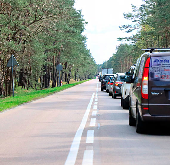 Majówka jak za dawnych czasów. Turyści dopisali, kolejki na prom potwierdziły "tradycję"