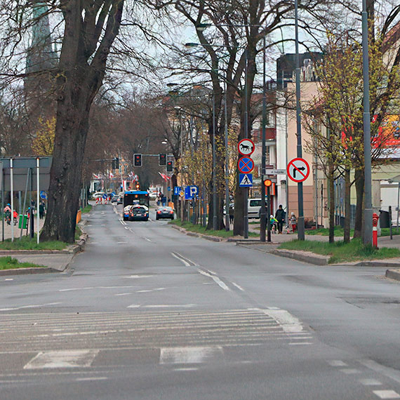 Czy ulice Świnoujścia muszą mieć „morski” charakter? Nawet zmodernizowane odcinki falują niczym sztormowy Bałtyk