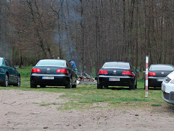 Stsknieni za rekreacj w plenerze gocie ruszyli na winoujsk „zielon trawk”! Urokliwe zaktki parku zasoniy karoserie aut