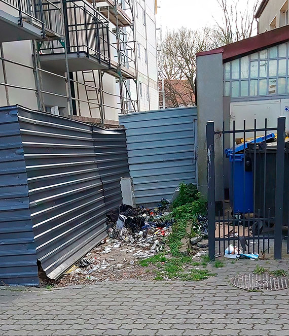Czytelniczka: Wysypisko mieci w centrum miasta