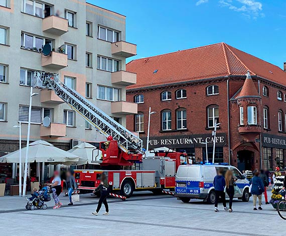 Starsza kobieta od jakiego czasu nie odbieraa telefonu i nie otwieraa drzwi. Na Plac Wolnoci przyjechay wszystkie suby