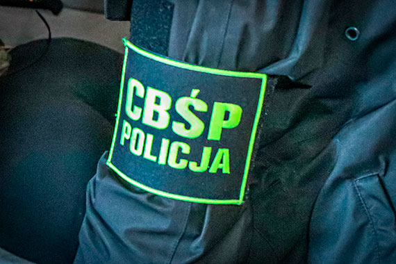 Policjant CBP ratowa potrconego mczyzn